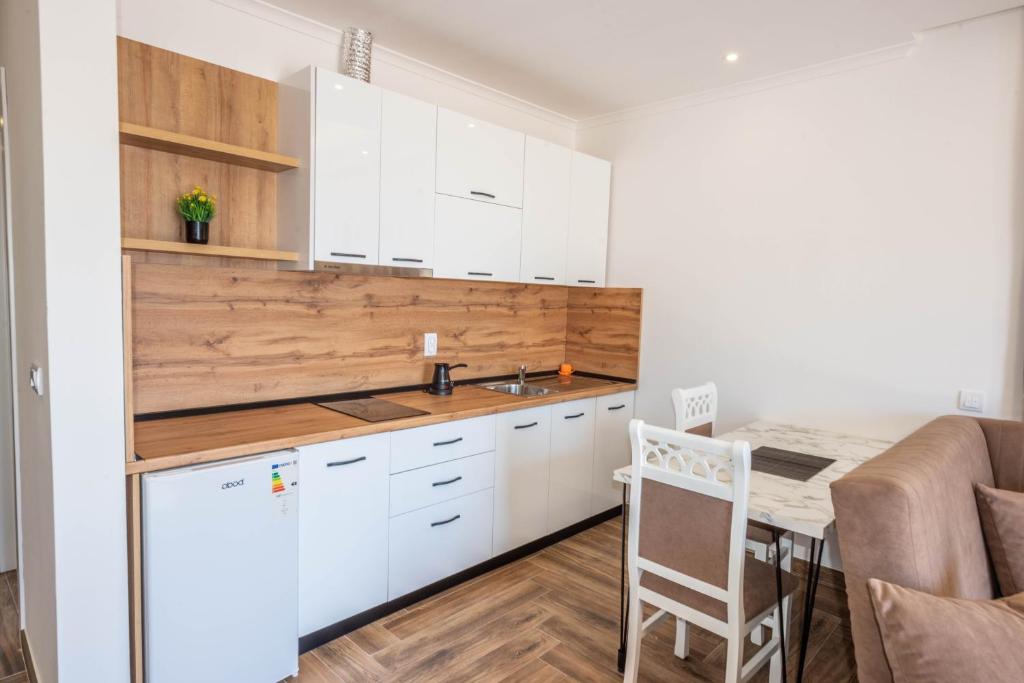 Kuchyň nebo kuchyňský kout v ubytování Twins Apartments