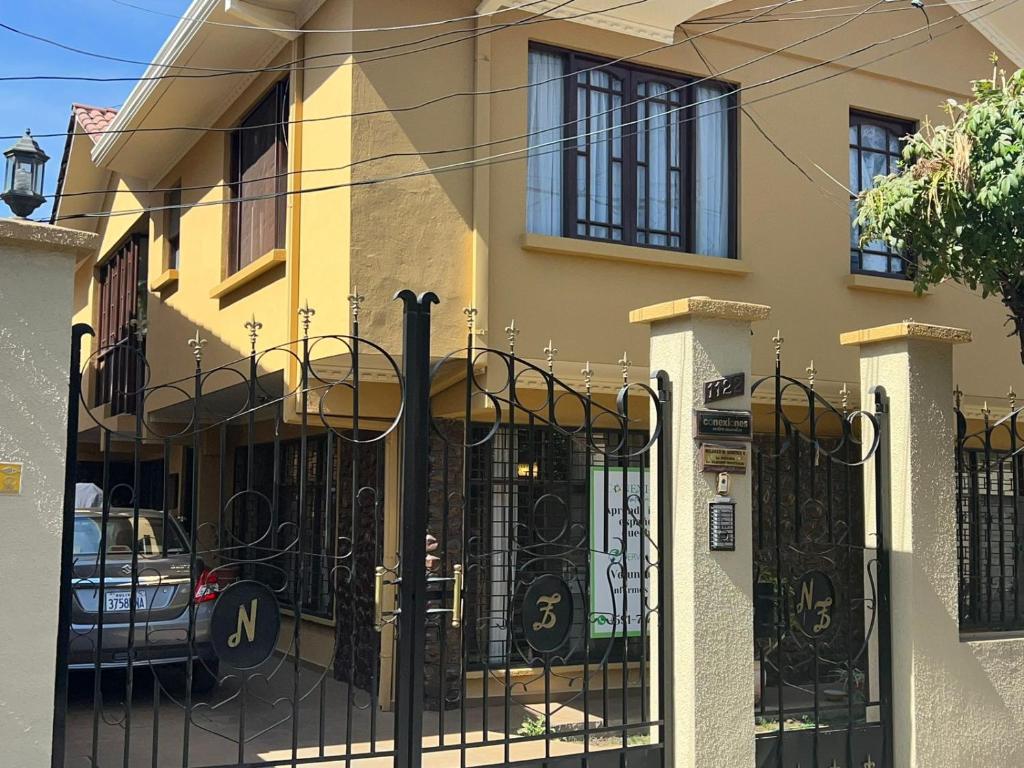 un portail en face d'une maison dans l'établissement HABITACIONES PRIVADAS NOVILLO, à Cochabamba