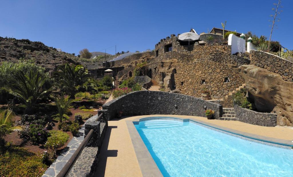 Bazén v ubytování Castillo Lanzarote Villa Bentley - Luxury Villa -sleep in a volcanic cave nebo v jeho okolí