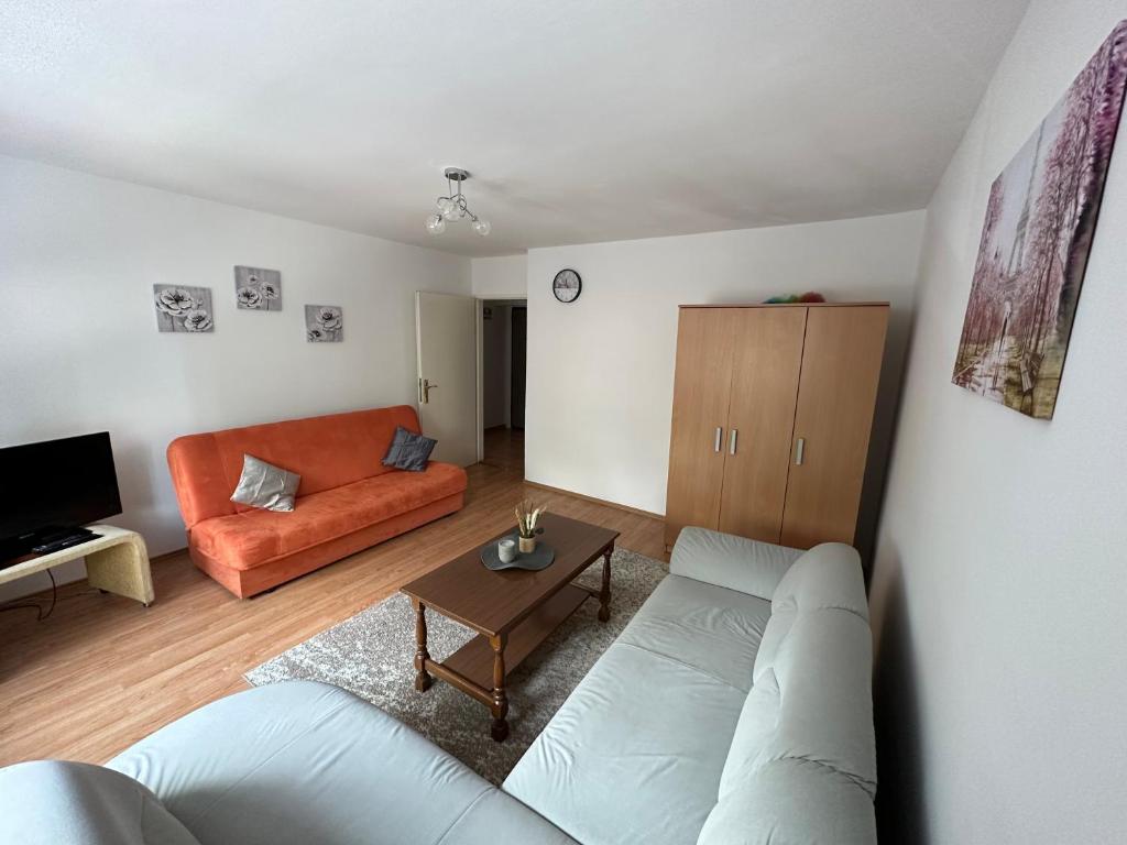uma sala de estar com um sofá e uma mesa em Apartman Mina em Sarajevo