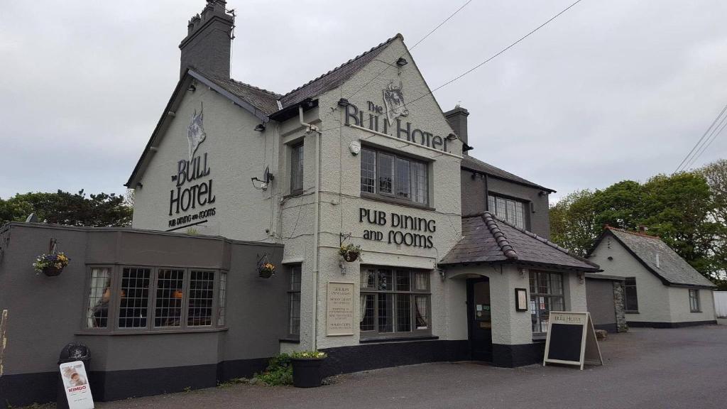 um edifício antigo com um cão a colocar um quarto em The Bull Hotel em Valley