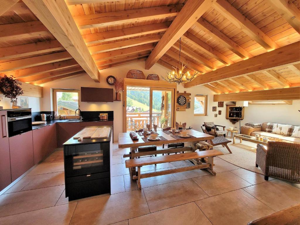 Il dispose d'une cuisine et d'un salon avec un plafond en bois. dans l'établissement Appartement chaleureux, 3 chambres, terrasses, parking - FR-1-598-108, aux Gets