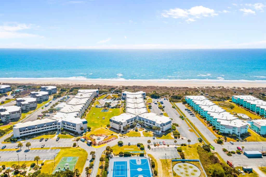 una vista aérea de un complejo cerca del océano en A Place At The Beach III en Atlantic Beach