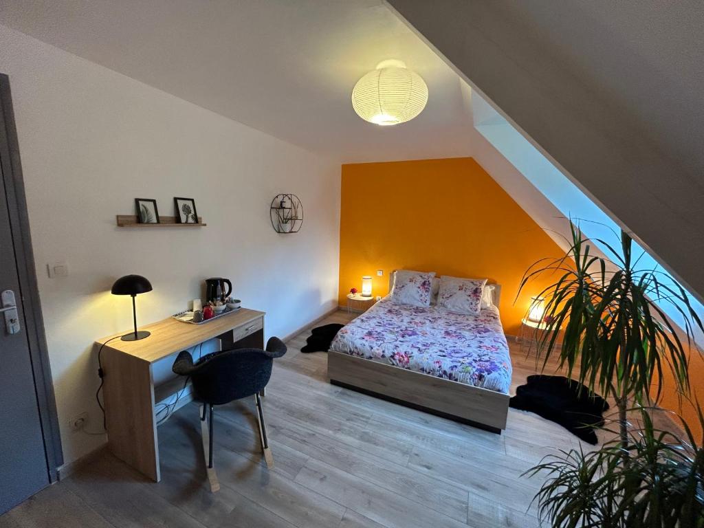 um quarto com uma cama, uma secretária e uma escadaria em Chambre mont saint Michel em Huisnes-sur-Mer