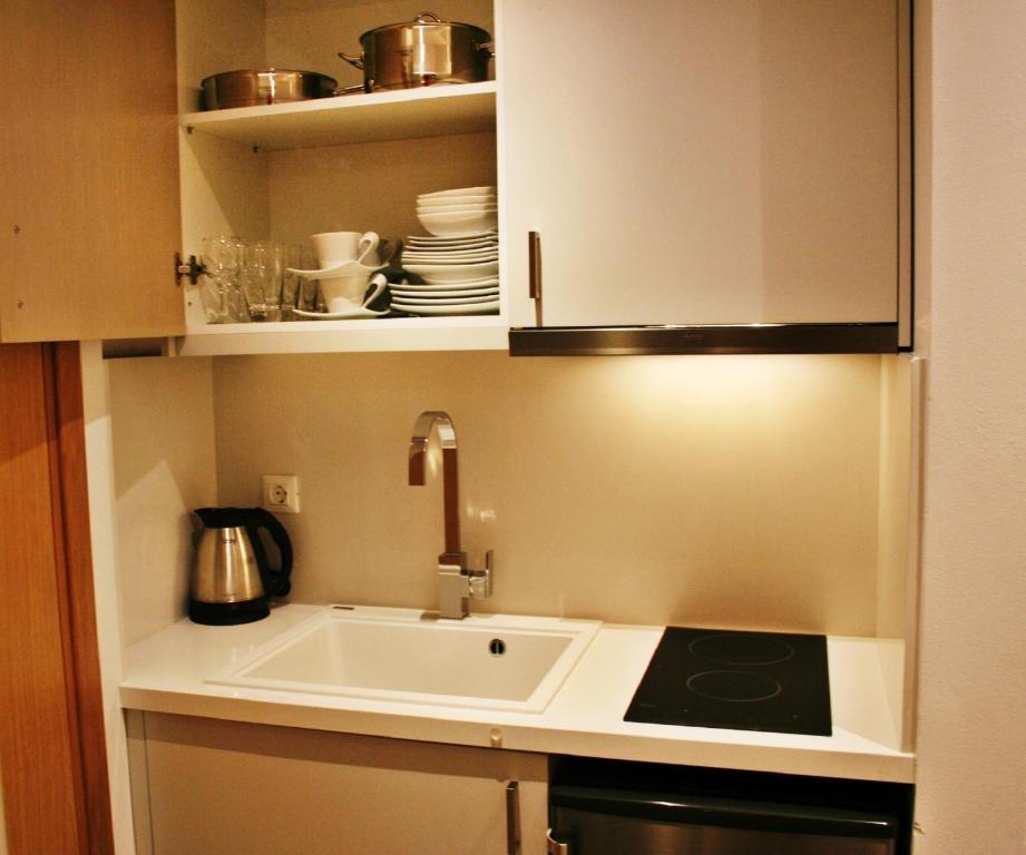 A kitchen or kitchenette at Lindos Beauty
