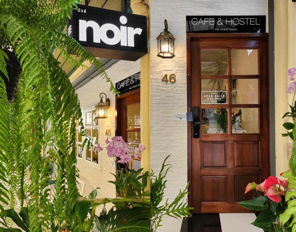 Noir Cafe And Hostel - Chinatown, Pom Prap – Updated 2024 Prices