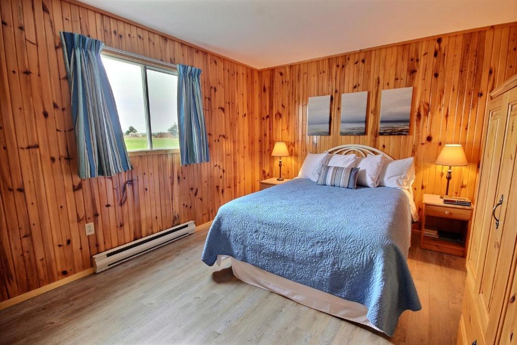 Postel nebo postele na pokoji v ubytování Cavendish Bosom Buddies Cottage Resort