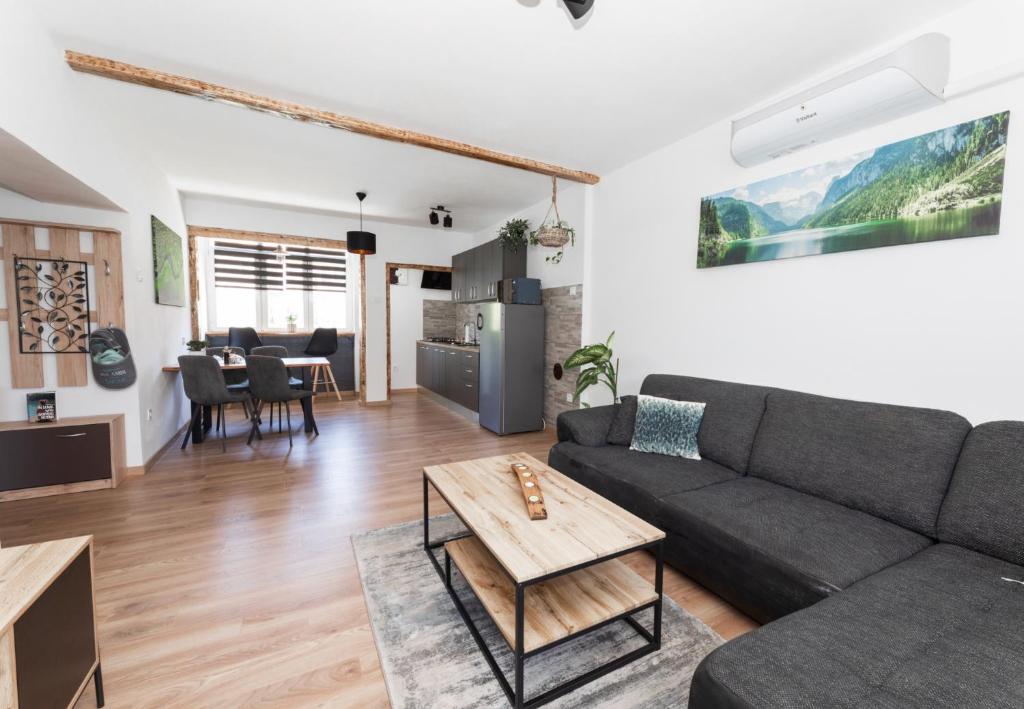 ein Wohnzimmer mit einem Sofa und einem Tisch in der Unterkunft Lynx and Fox apartment in Delnice