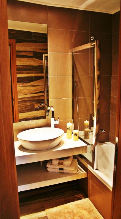 A bathroom at Lindos Beauty