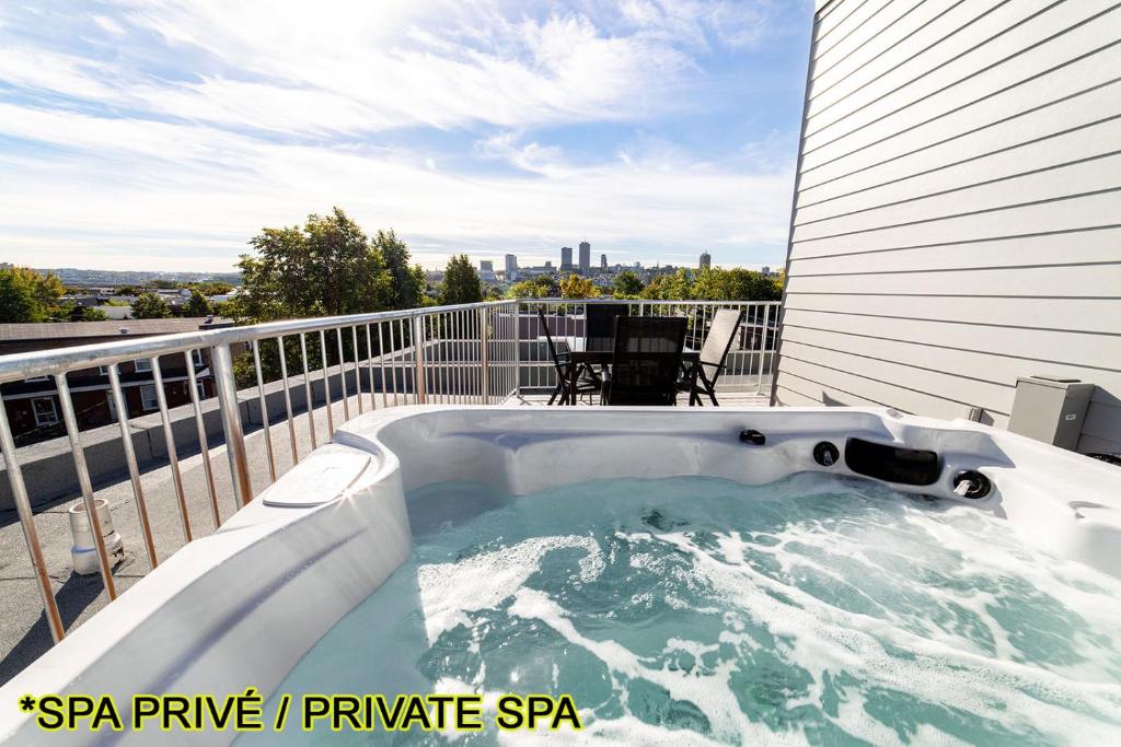 bañera de hidromasaje en el balcón de una casa en Aux Havres Urbains - Le Penthouse de la 3ième Avenue, en Quebec