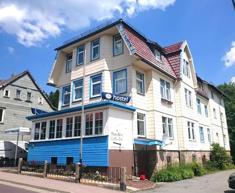 uma casa com um sinal na frente dela em Hostel & Hotel Braunlage em Braunlage