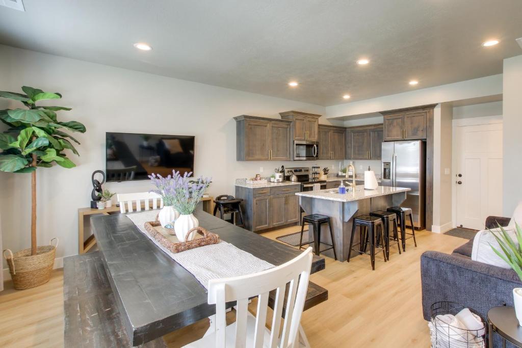 O bucătărie sau chicinetă la Garden City Townhome, Close to Parks and Downtown!