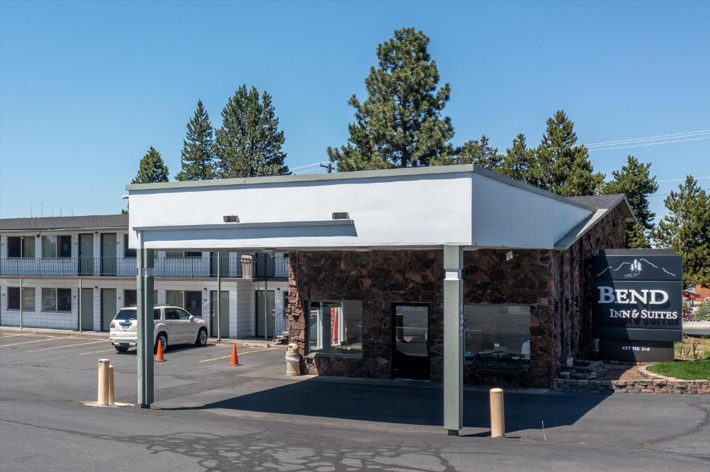 een bushalte voor een gebouw bij Bend Inn & Suites in Bend