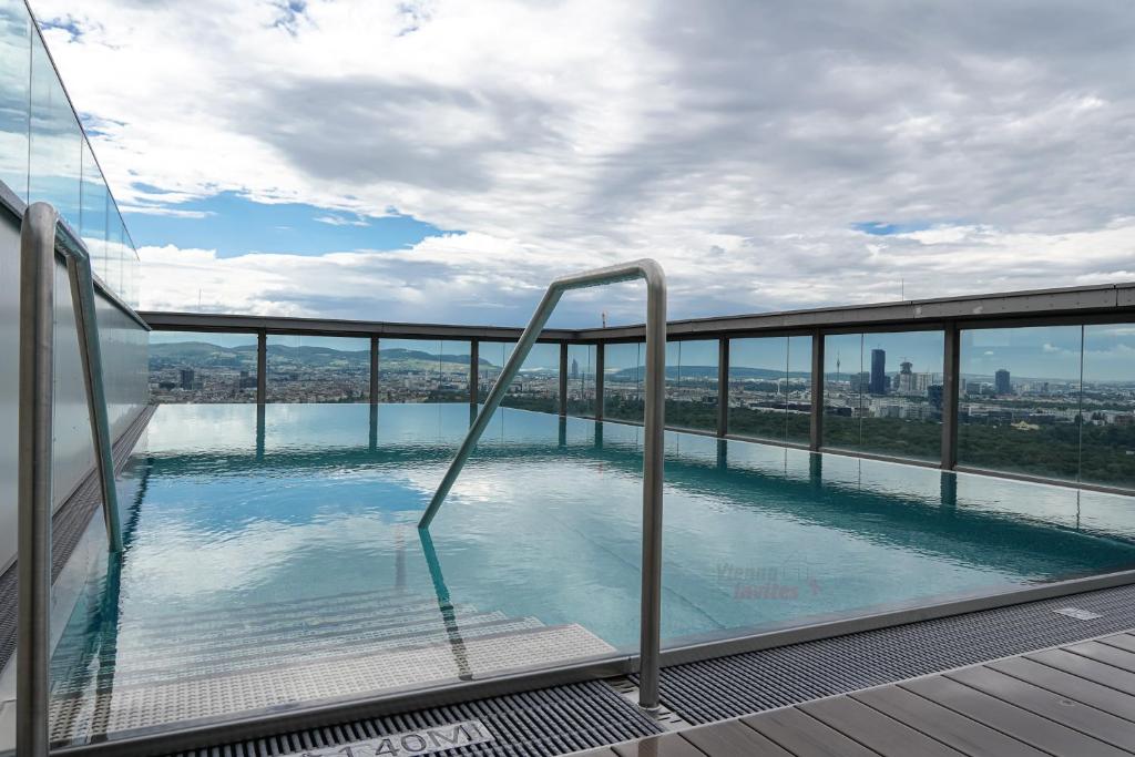 Bazén v ubytovaní TrIIIple 7Heaven - Amazing View on top floor with rooftop pool alebo v jeho blízkosti