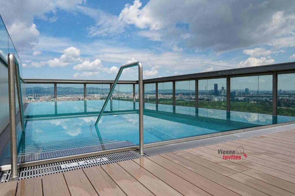Bazén v ubytovaní TrIIIple 7Heaven - Amazing View on top floor with rooftop pool alebo v jeho blízkosti