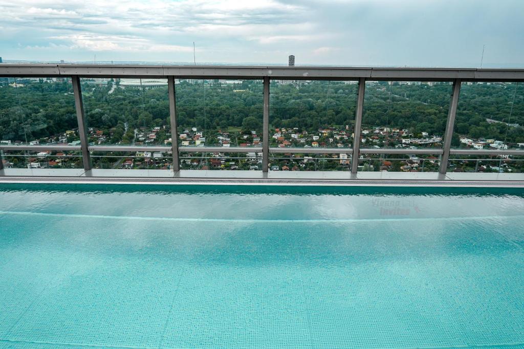 Bazén v ubytovaní TrIIIple 7Heaven - Amazing View on top floor with rooftop pool alebo v jeho blízkosti