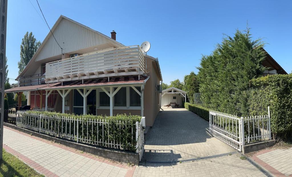 TópART Apartman C - Three-Bedroom House
