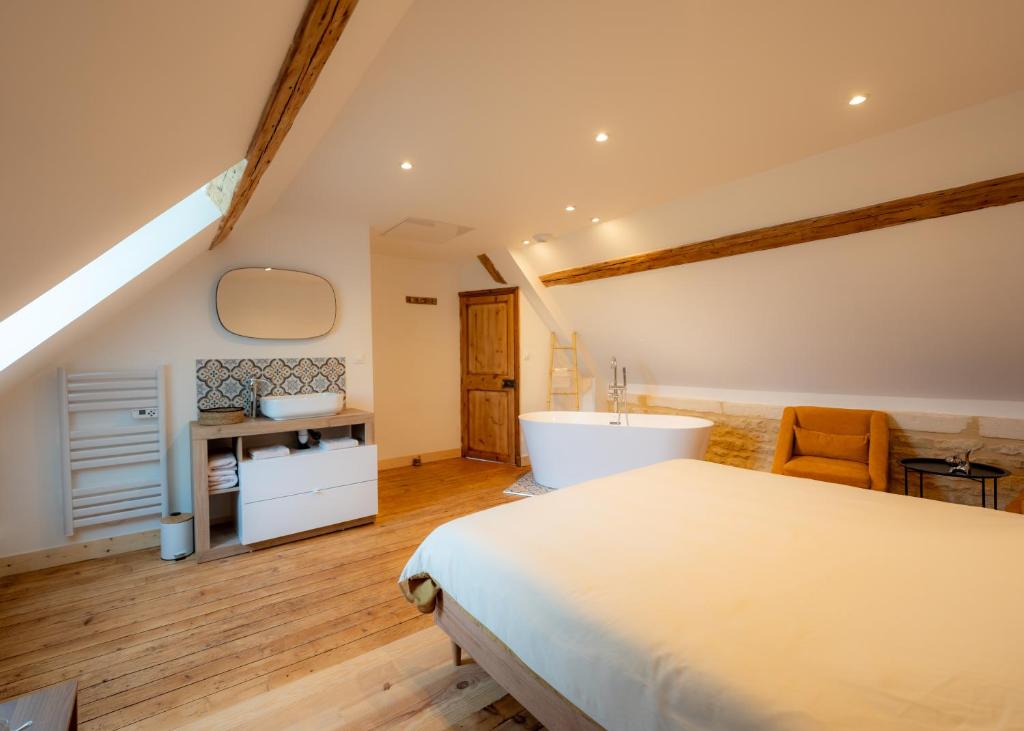 Postel nebo postele na pokoji v ubytování Gîte du Manoir de Berville