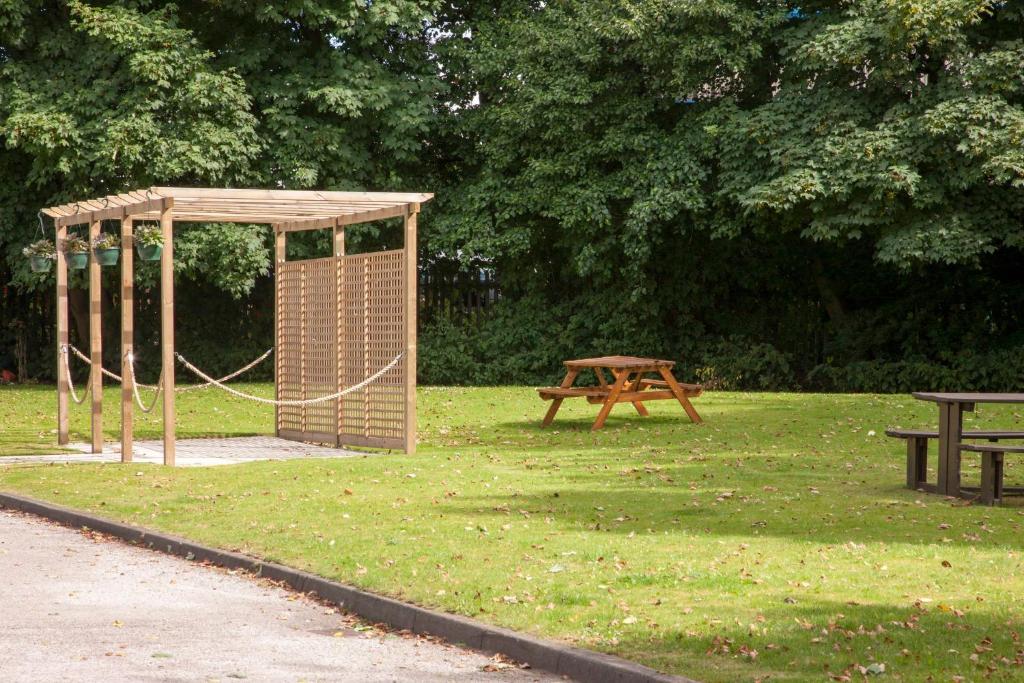 a park with a playground and a picnic table at Holiday Inn Leeds-Wakefield M1 Jct40, an IHG Hotel in Wakefield