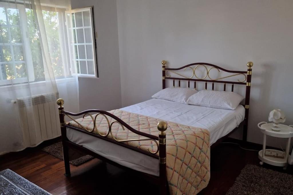 a bedroom with a bed and a window at Quinta Marinhais para férias no Ribatejo in Marinhais