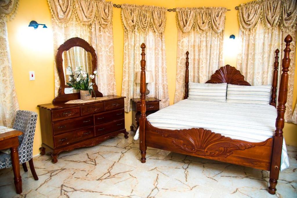 Postel nebo postele na pokoji v ubytování Dela de-Rose Guest House Negril Jamaica