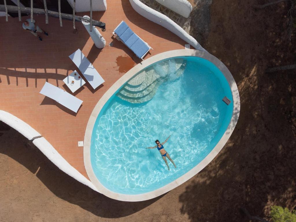 - une vue sur la piscine dans l'établissement Villa Eliana sul Mare, à Porto Pino