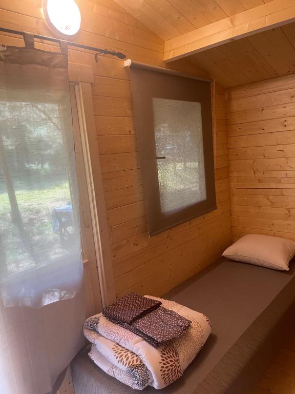 Postel nebo postele na pokoji v ubytování Домик на Чудском озере