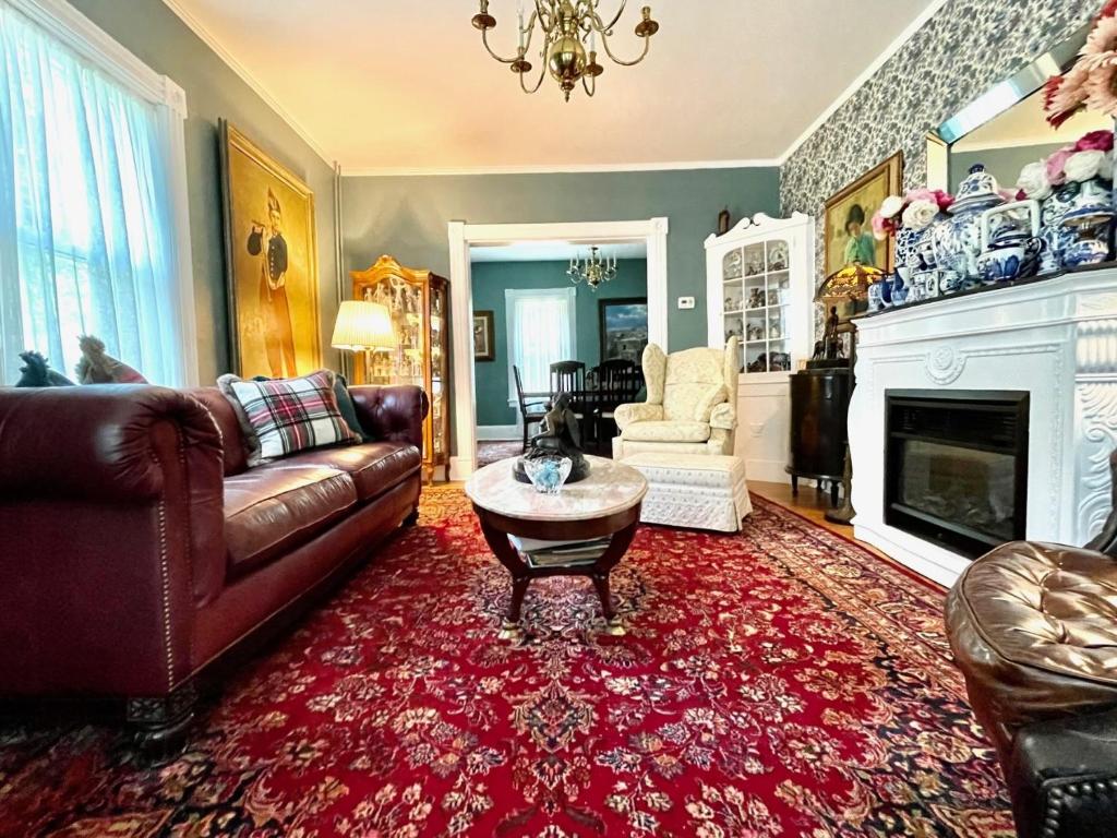 uma sala de estar com um sofá e uma lareira em Beacon Hermitage em Beacon