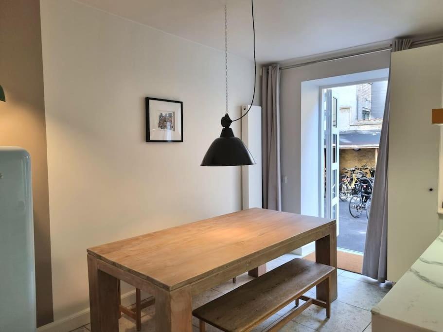 Hotellos في كوبنهاغن: غرفة طعام مع طاولة خشبية وضوء أسود
