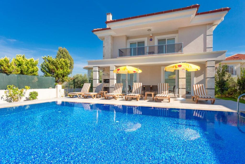 Πισίνα στο ή κοντά στο Villa Ozcelik
