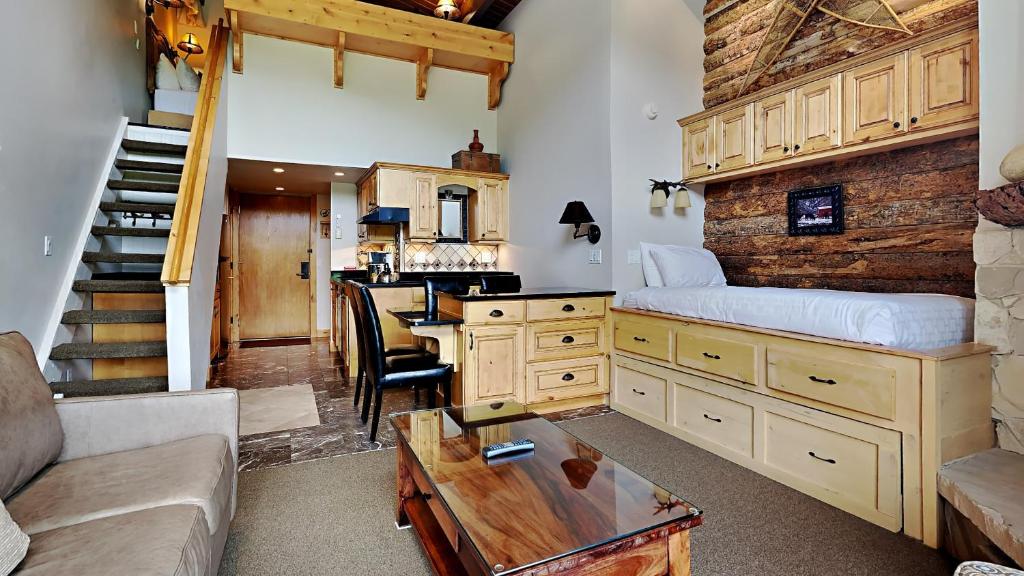 una camera da letto con un letto e una cucina con un tavolo di Timberline Condominiums Studio Loft Deluxe Unit 317 a Snowmass Village