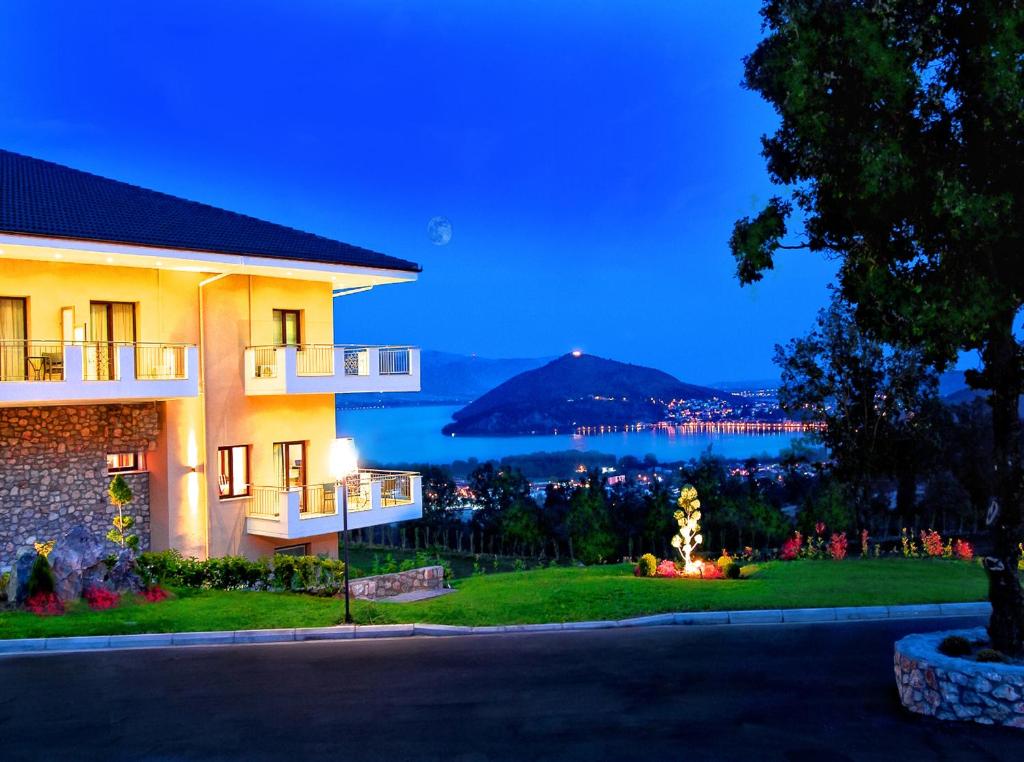 ein Haus mit Blick auf das Wasser im Hintergrund in der Unterkunft Enastron View Hotel in Kastoria