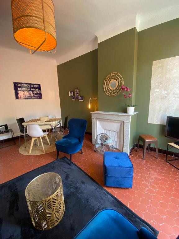 sala de estar con mesa, sillas y chimenea en BEAU T2 BOMPARD ENDOUME en Marsella