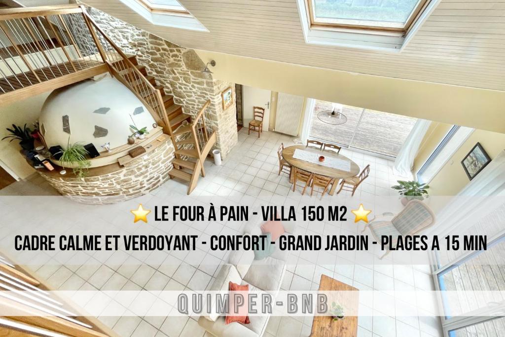 PluguffanにあるLE FOUR A PAIN - Campagne entre Plages et Quimperのリビングルーム(ダイニングルームテーブル付)の景色を望めます。