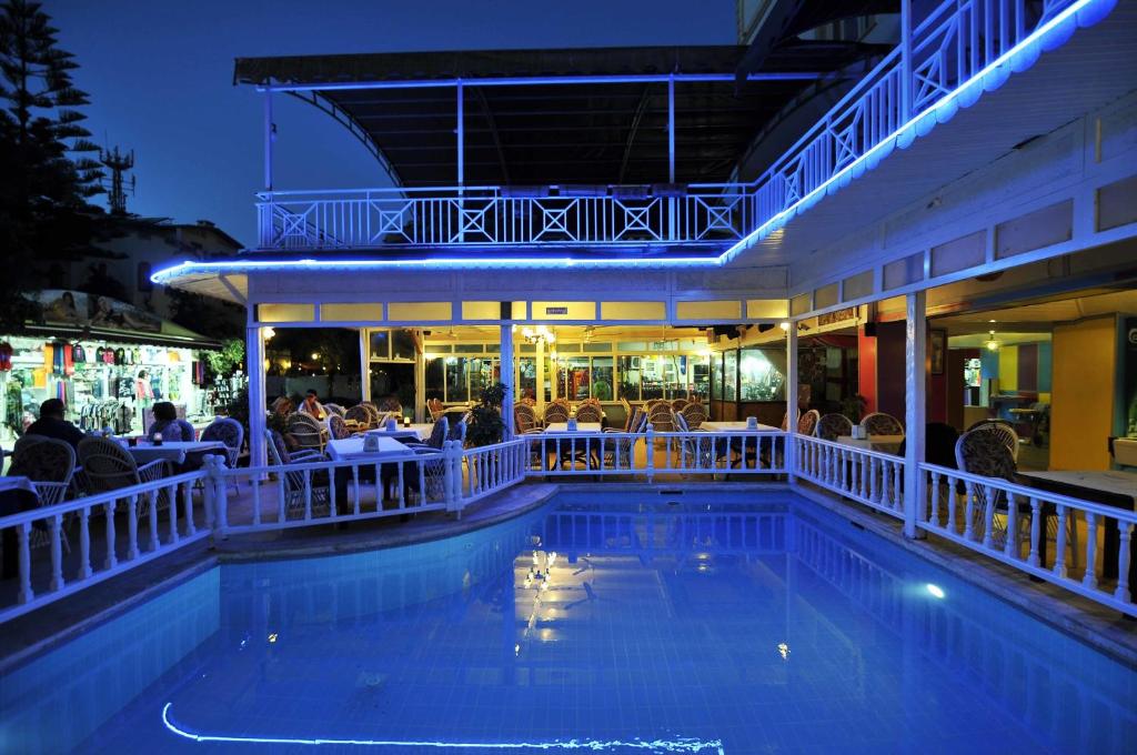 Bazén v ubytování Sun Kiss Hotel nebo v jeho okolí