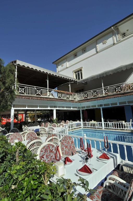 Bazén v ubytování Sun Kiss Hotel nebo v jeho okolí
