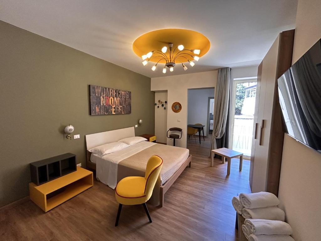 1 dormitorio con 1 cama y sala de estar en La Casa di Matilde, en Barcellona-Pozzo di Gotto