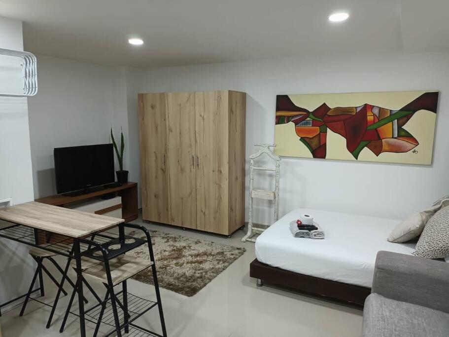 un soggiorno con letto, tavolo e scrivania di Loft precioso en San Mateo envigado a Envigado