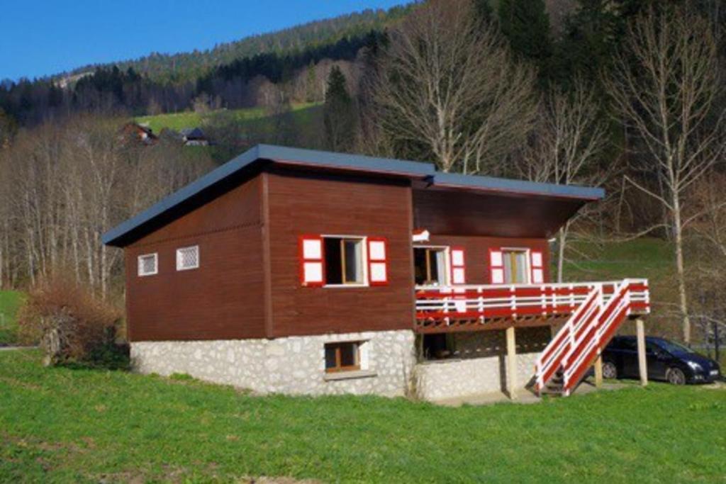 una pequeña casa en una colina en un campo en Grand chalet vue montagne, en Saint-Pierre-de-Chartreuse