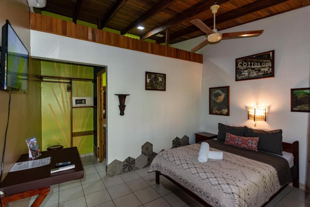 a bedroom with a bed and a ceiling fan at Hotel Arte Natura in Fortuna