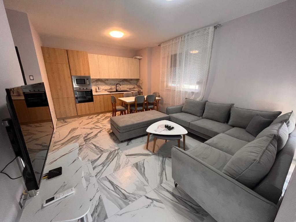 TV a/nebo společenská místnost v ubytování Niki Apartments Shen Gjin