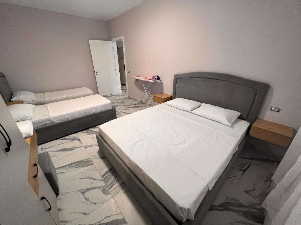 Postel nebo postele na pokoji v ubytování Niki Apartments Shen Gjin