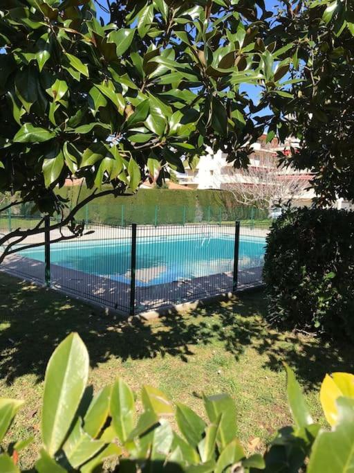 une clôture en face d'une piscine dans l'établissement Location saisonnière 2 p Antibes-Piscine-Climatisation-terrasse au calme, à Antibes