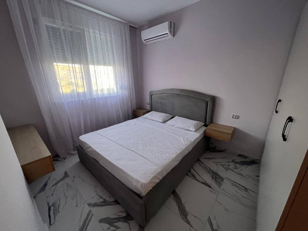 Postel nebo postele na pokoji v ubytování Niki Apartments Shen Gjin