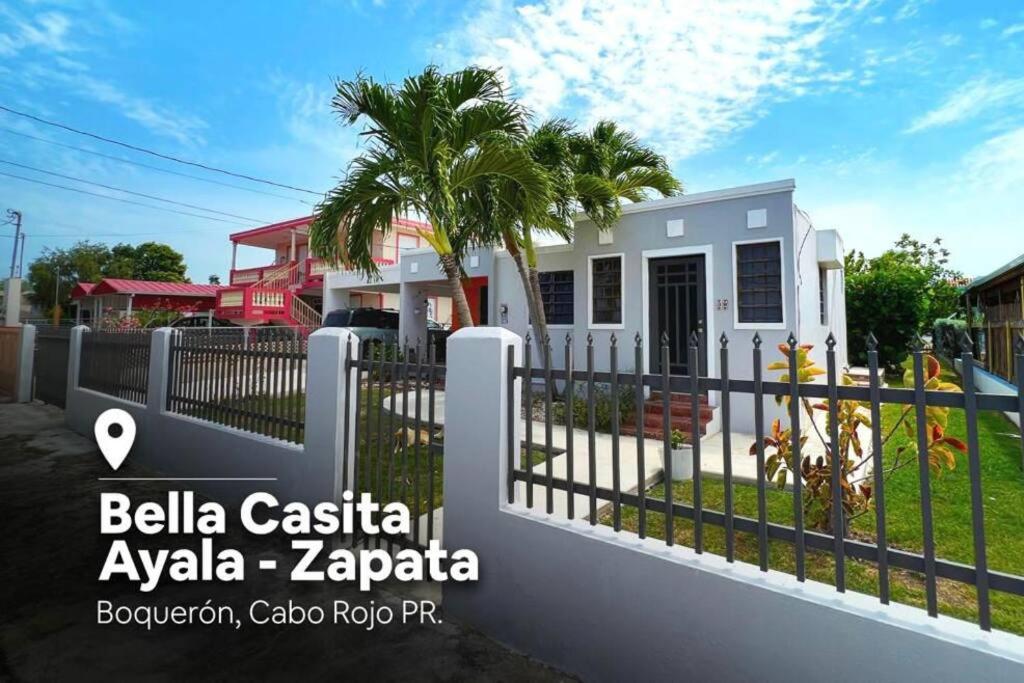 uma casa com uma cerca e uma palmeira em Bella Casita Ayala- Zapata em Cabo Rojo