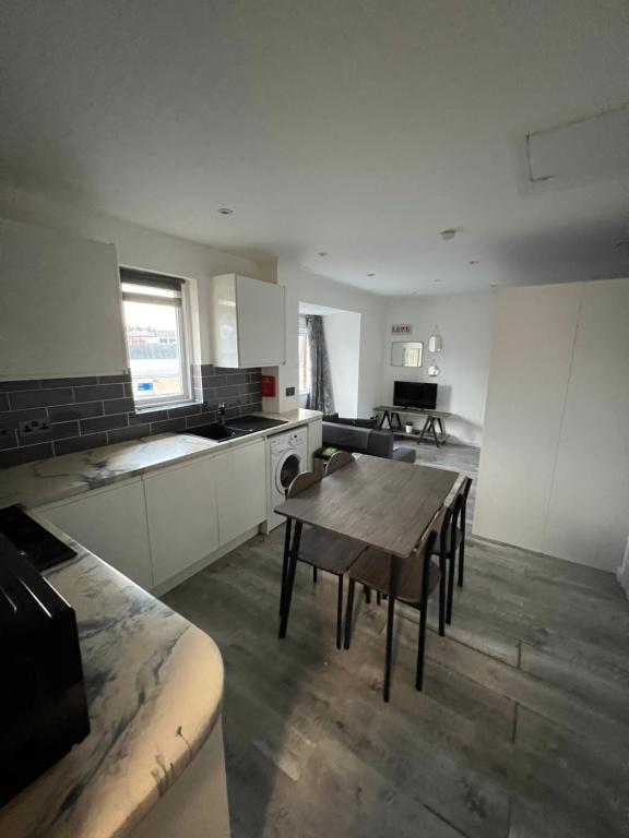 cocina con mesa y sillas en una habitación en Lovely apartment for 2 or 4 people - Bermondsey en Londres