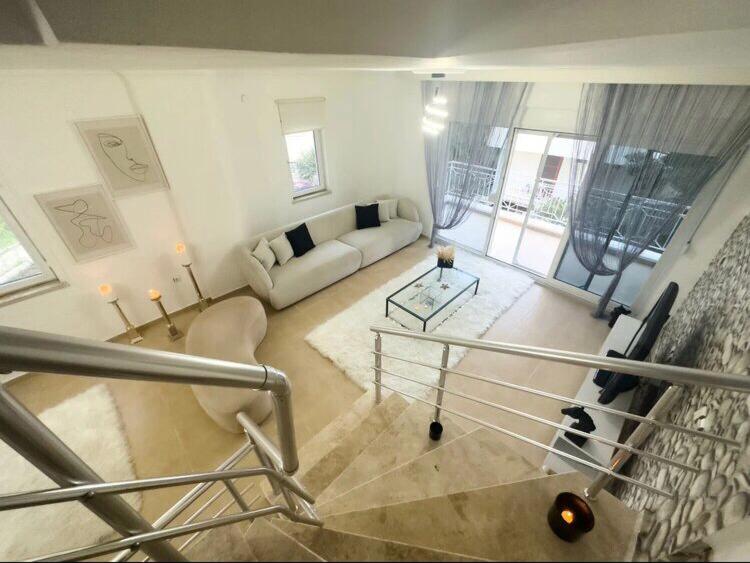 馬納夫加特的住宿－Antalya Manavgat，客厅配有沙发和桌子