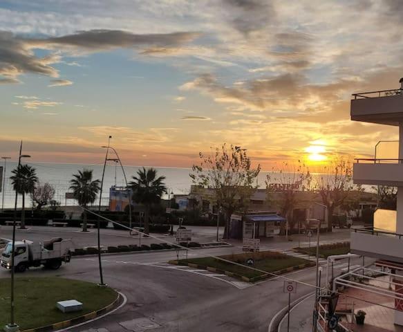 ein Sonnenuntergang über einem Parkplatz in einer Stadt in der Unterkunft Sophie's Oasis in Alba Adriatica