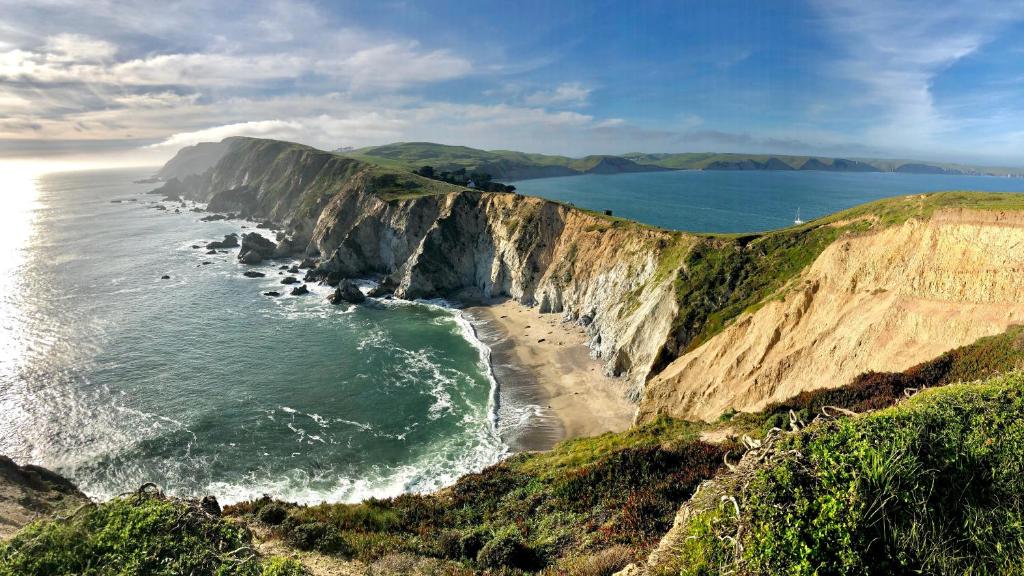 uma vista para as falésias junto ao oceano em Limantour Lodge em Point Reyes Station