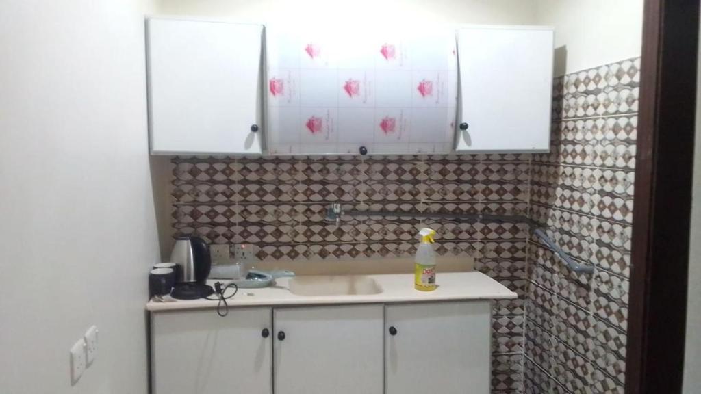 a bathroom with a sink and a mirror at غرف الهدايه 